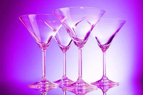 Tomma glas martini på lila bakgrund — Stockfoto