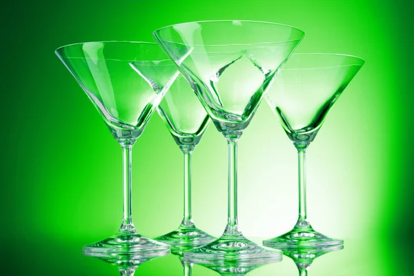 Vasos vacíos de martini sobre el fondo verde — Foto de Stock