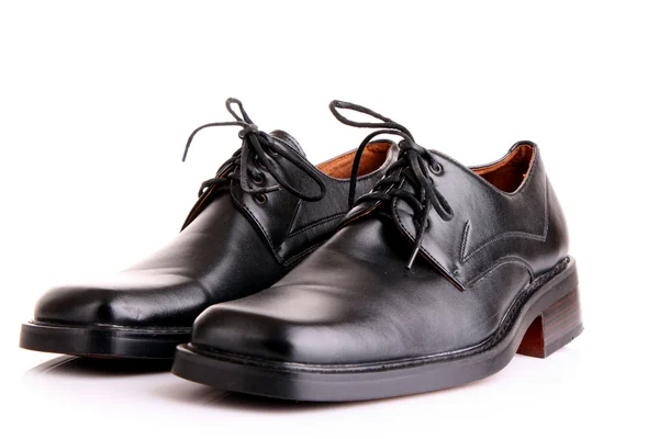 Svarta blanka mannens skor isolerad på vit — Stockfoto