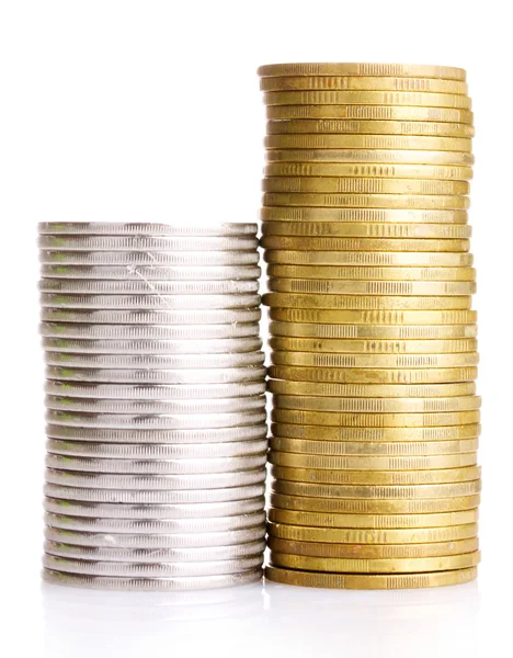 Veel munten in kolom geïsoleerd op wit — Stockfoto