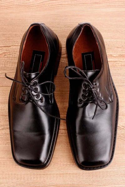 Ανδρικά παπούτσια στα ξύλινα υφή — Φωτογραφία Αρχείου