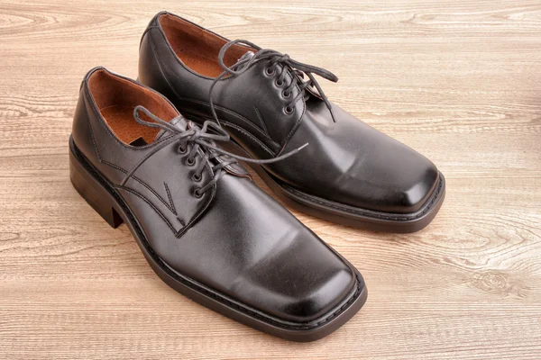 Sapatos de homem na textura de madeira — Fotografia de Stock