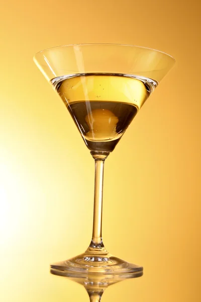 Martini bardağı Sarı zemin üzerine — Stok fotoğraf