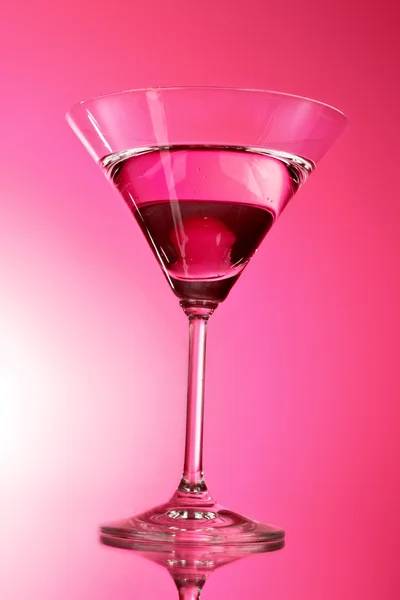 Martiniglas på röd bakgrund — Stockfoto