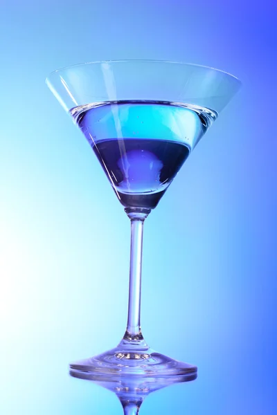 Martini verre sur fond bleu — Photo