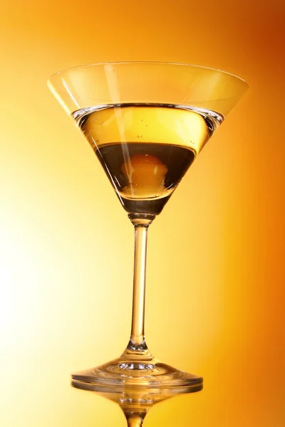 Стакан мартини на желтом фоне — стоковое фото