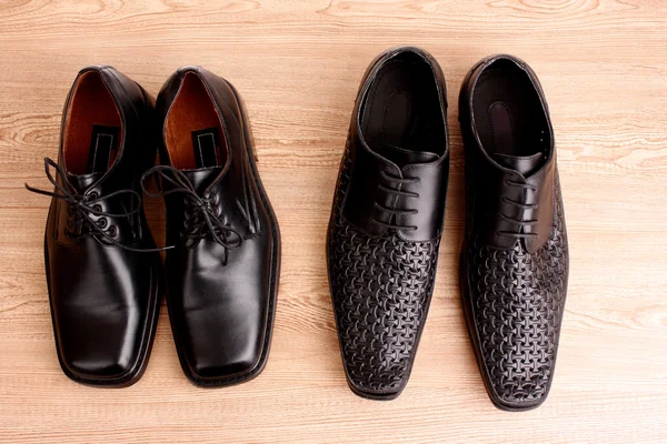 Zapatos de hombre en textura de madera — Foto de Stock
