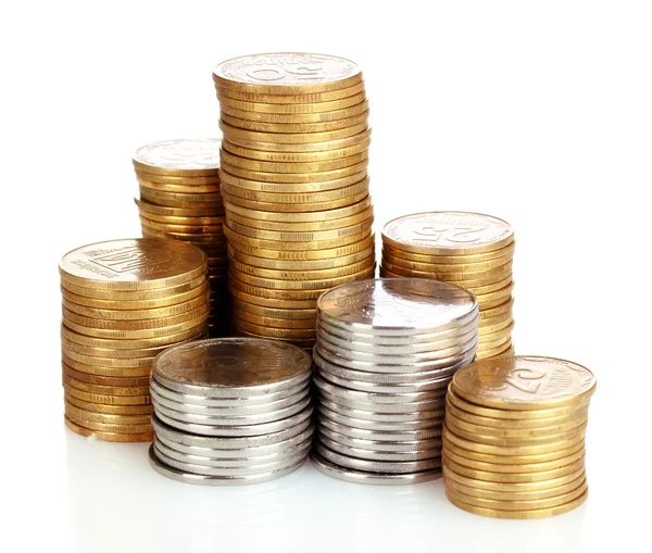 Muitas moedas na coluna isoladas em branco — Fotografia de Stock