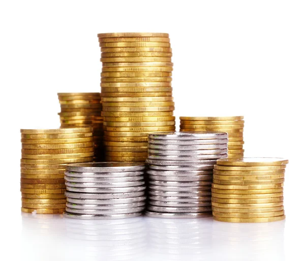 Muitas moedas na coluna isoladas em branco — Fotografia de Stock