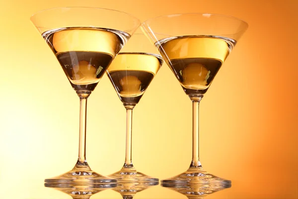 Três copos de martini no fundo amarelo — Fotografia de Stock