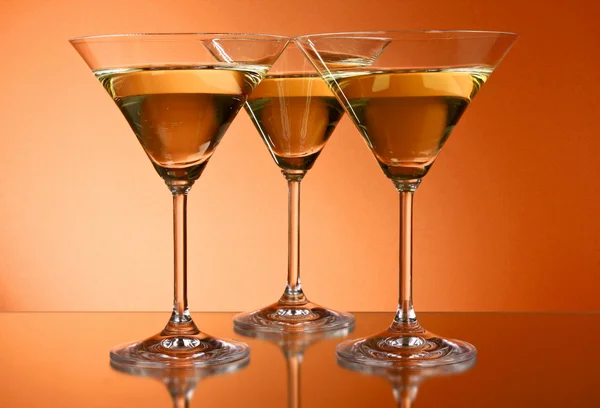 Drie martini glazen op gele achtergrond — Stockfoto