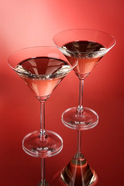 Dos vasos con martini sobre fondo rojo —  Fotos de Stock