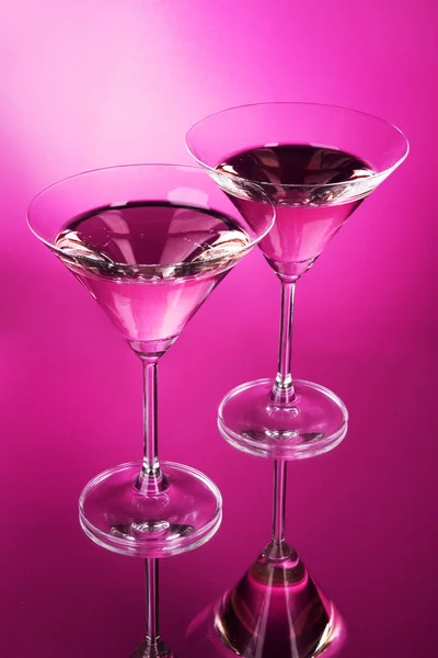 Dwa kieliszki dla martini na czerwonym tle — Zdjęcie stockowe