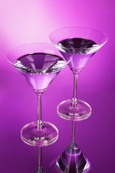 Dois copos de martini no fundo roxo — Fotografia de Stock