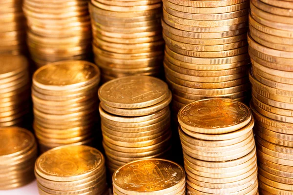 Många mynt i kolumner isolerade på vitt. Ukrainska mynt — Stockfoto