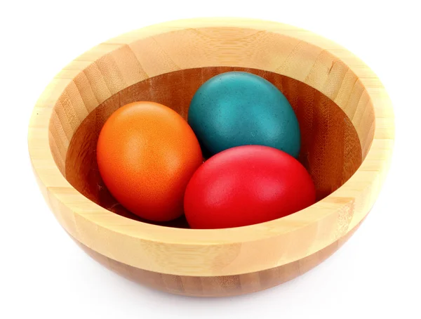 Ovos de Páscoa em tigela de madeira isolada em branco — Fotografia de Stock
