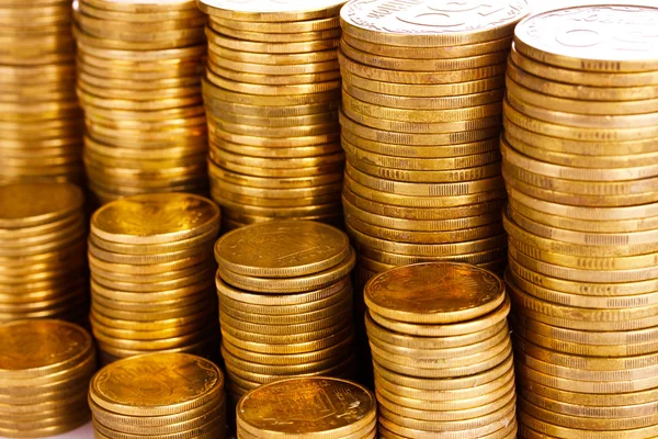 Muitas moedas em colunas isoladas em branco. moedas ucranianas — Fotografia de Stock