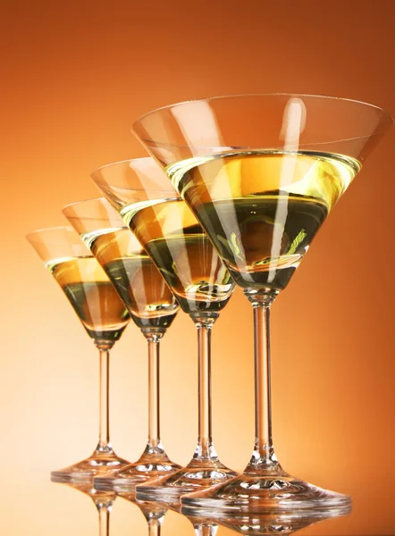 Quatro copos de martini no fundo amarelo — Fotografia de Stock