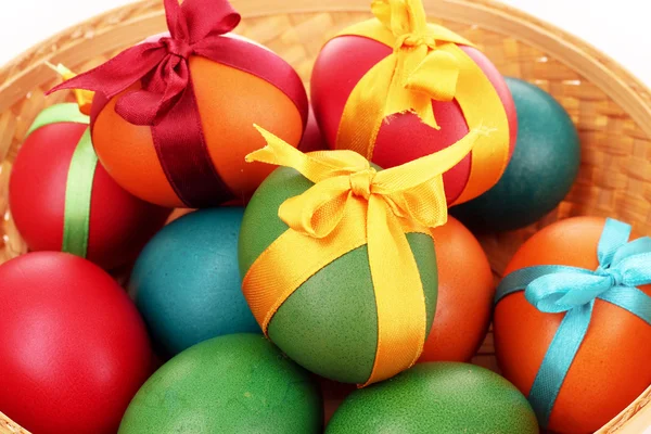 Huevos de Pascua en la espalda aislados en blanco — Foto de Stock