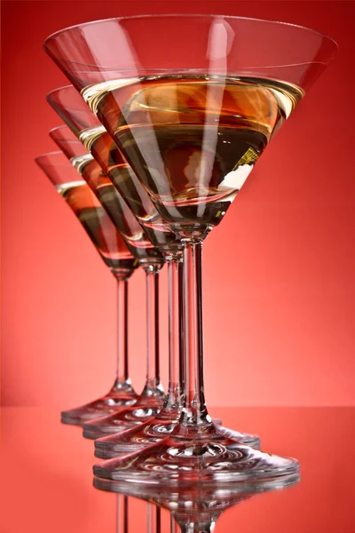 Μερικά ποτήρια του μαρτίνι σε κόκκινο φόντο — Φωτογραφία Αρχείου