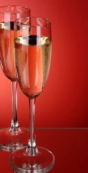 Två glas champagne på en röd bakgrund — Stockfoto