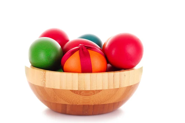 Huevos de Pascua en tazón de madera aislado en blanco —  Fotos de Stock