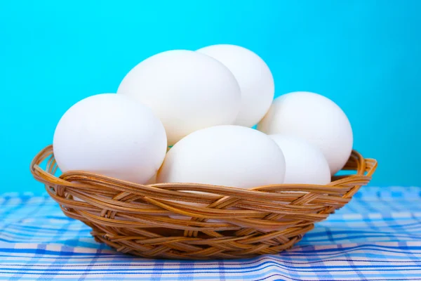 Αυγά στο καλάθι — Φωτογραφία Αρχείου