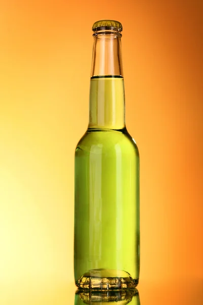 Botella con alcohol sobre fondo amarillo — Foto de Stock