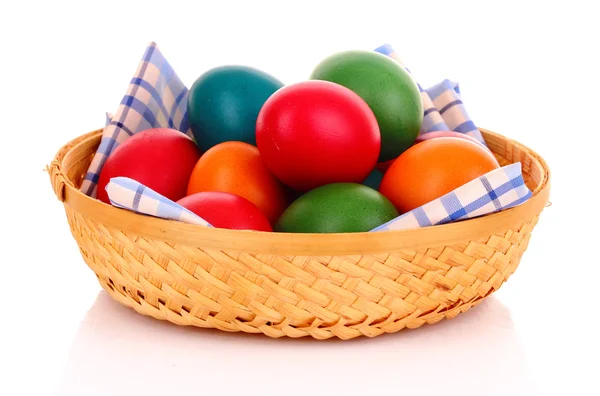 Velikonoční vejce v backet izolovaných na bílém — Stock fotografie