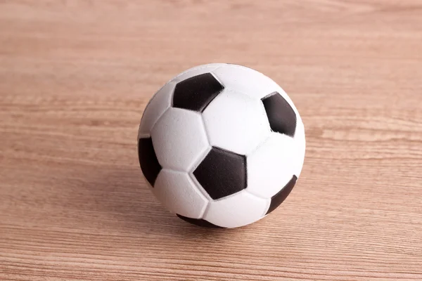Futebol bola de futebol na textura de madeira — Fotografia de Stock