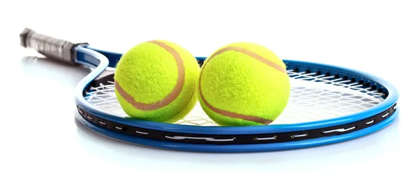 Теннисная ракетка и мячи изолированы на белом — стоковое фото