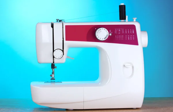 Швейна машина та тканина — стокове фото