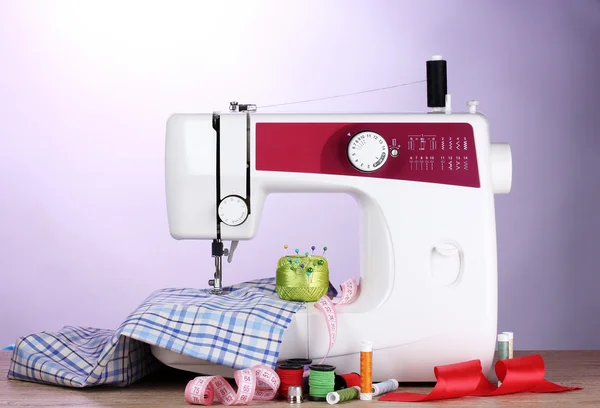 Швейная машина и ткань — стоковое фото