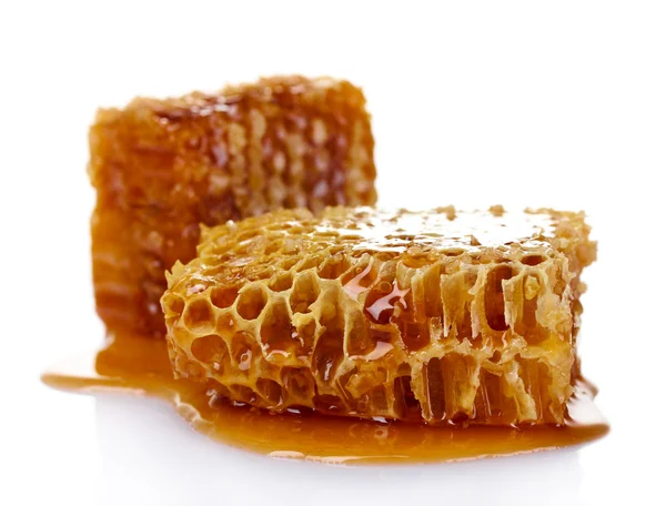 Kammen met honing geïsoleerd op wit — Stockfoto