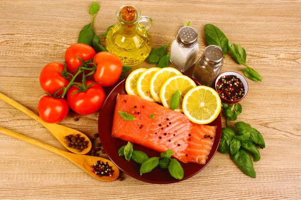 Salmon with tomato, basil and pepper — Stock Photo, Image