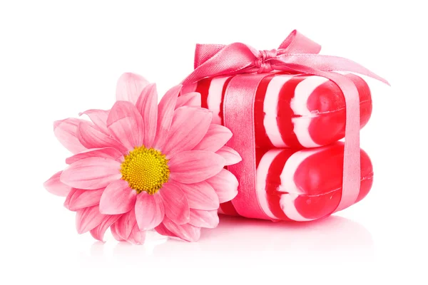 Flor rosa e sabão isolado em branco — Fotografia de Stock