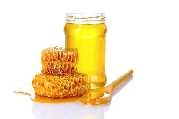 Krásné hřebeny, lžíce a medu ve sklenici izolovaných na bílém — Stock fotografie