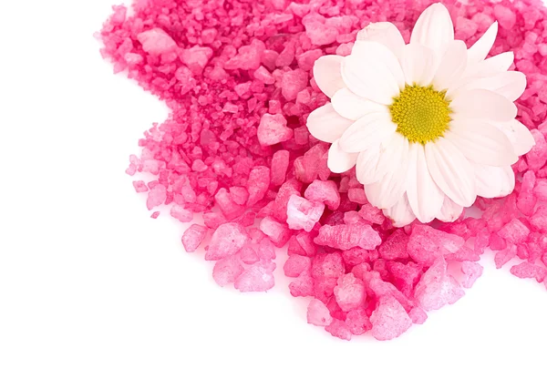 Květina a koupelová sůl na bílém pozadí — Stock fotografie