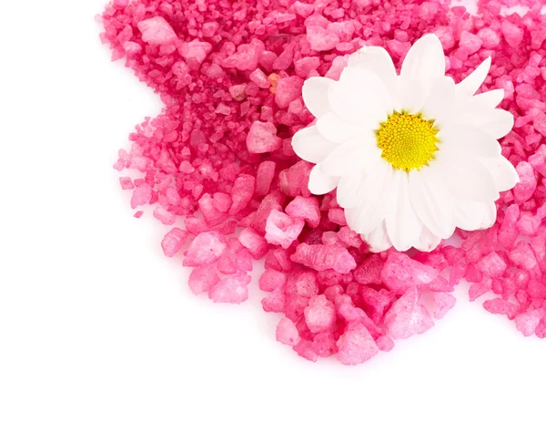 在白色背景上花和沐浴盐 — 图库照片
