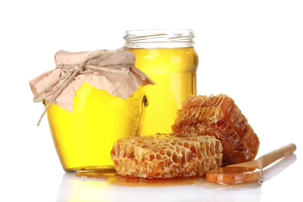 Όμορφη χτένες, κουτάλι και μέλι σε βάζο που απομονώνονται σε λευκό — Φωτογραφία Αρχείου