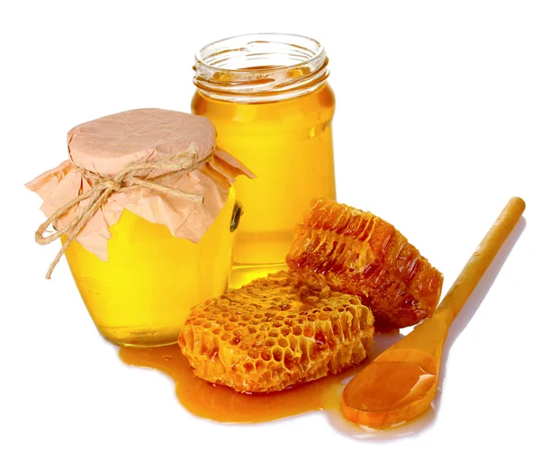 美丽梳子、 勺子和蜂蜜在瓶子上白色隔离 — 图库照片