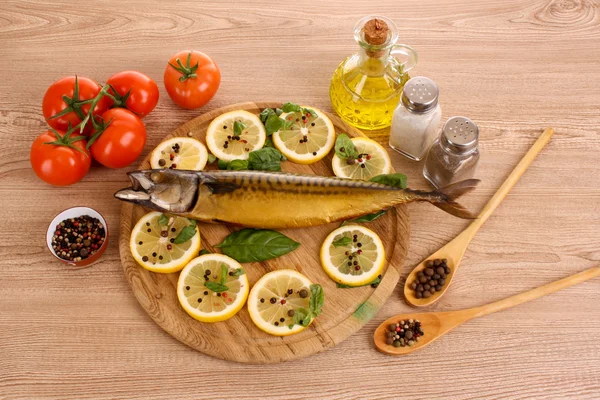Cavala com limão, tomate, óleo e pimenta — Fotografia de Stock