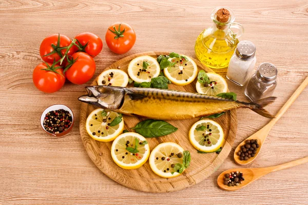 Limon, domates, yağ, karabiber ile uskumru — Stok fotoğraf
