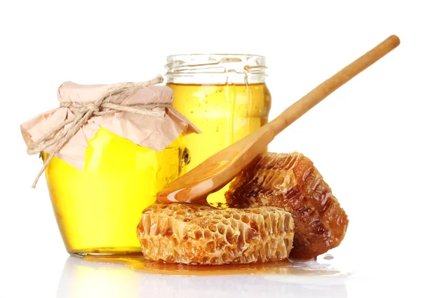 Hermosos peines, cuchara y miel en tarro aislado en blanco —  Fotos de Stock