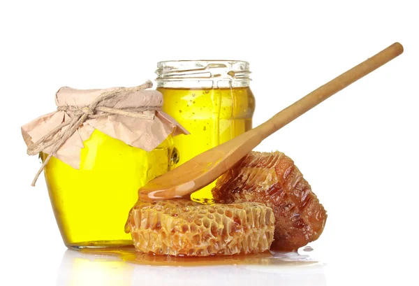 Krásné hřebeny, lžíce a medu ve sklenici izolovaných na bílém — Stock fotografie