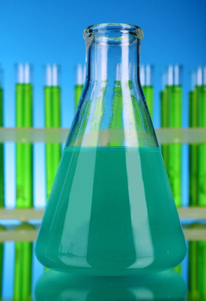 Cristalería de laboratorio sobre fondo azul —  Fotos de Stock