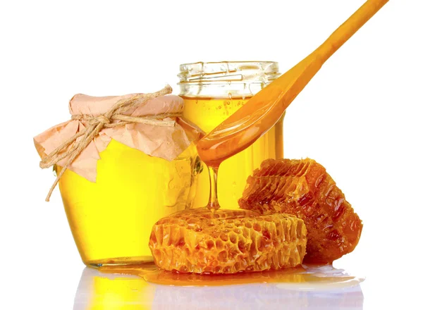 Hermosos peines, cuchara y miel en tarro aislado en blanco —  Fotos de Stock