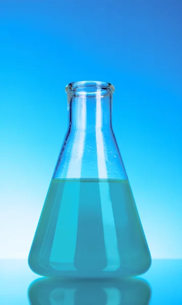 蓝色背景上的锥形瓶 — 图库照片