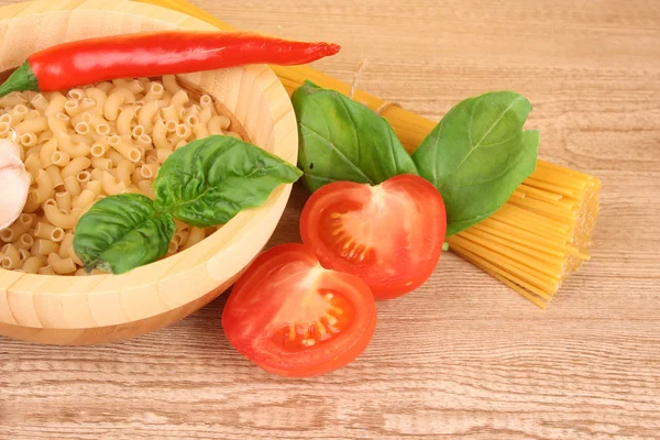 Spaghetti con aglio, cipolla, spezie e basilico su dorso giallo — Foto Stock
