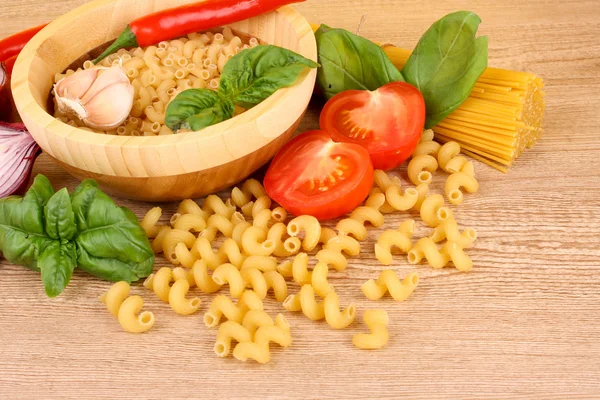 Sarımsak, soğan, baharat ve fesleğen sarı arka spagetti — Stok fotoğraf